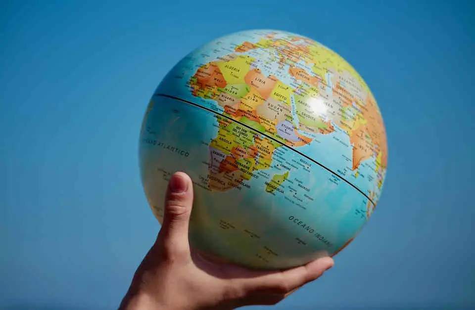 mappamondo tenuto in mano da un bambino