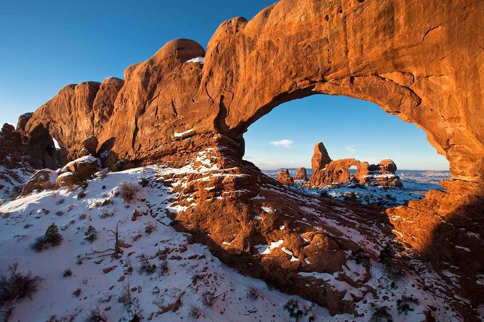 arco di pietra innevato