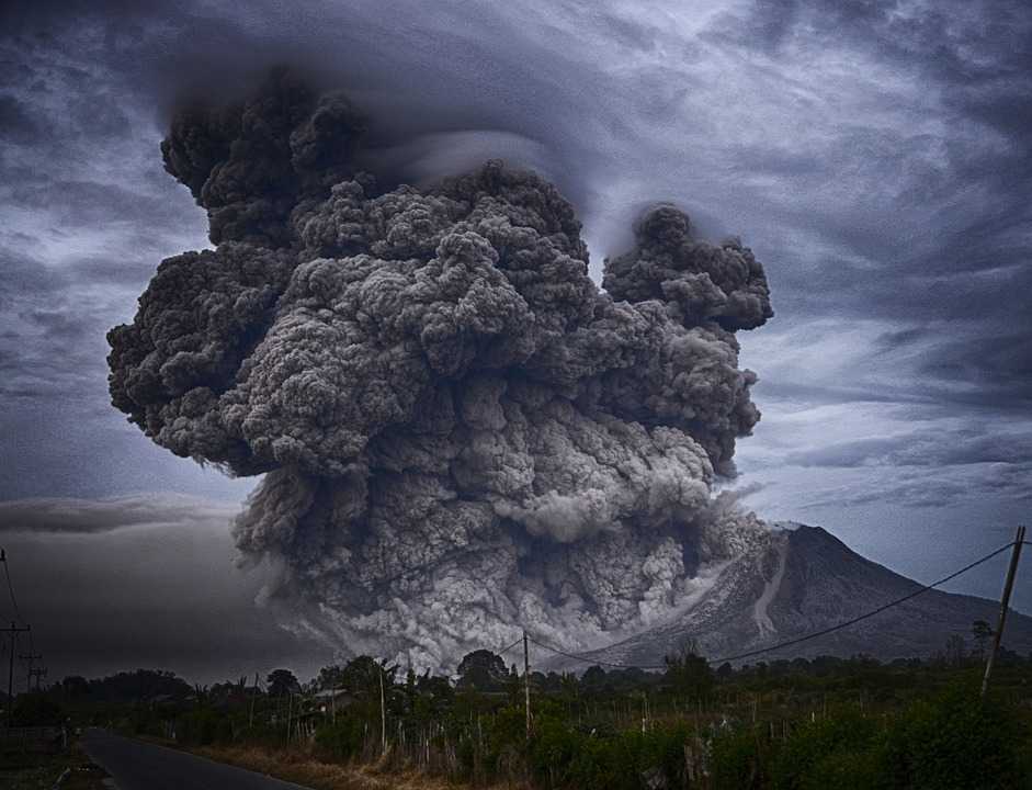 vulcano in eruzione