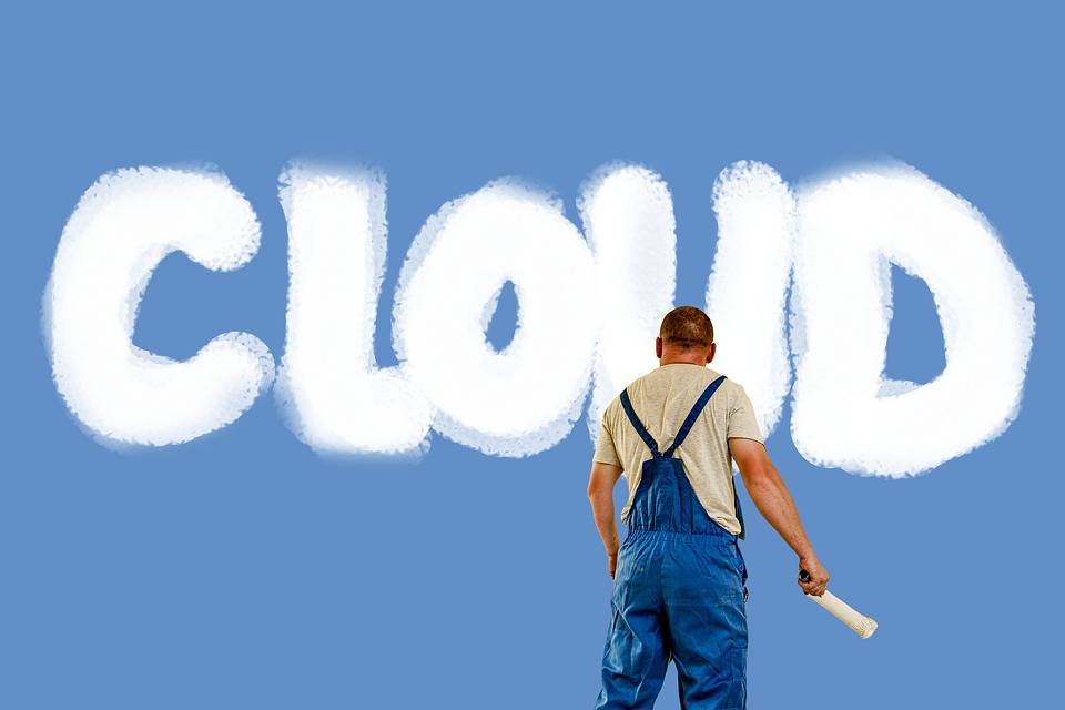 imbianchino che dipinge la parola cloud