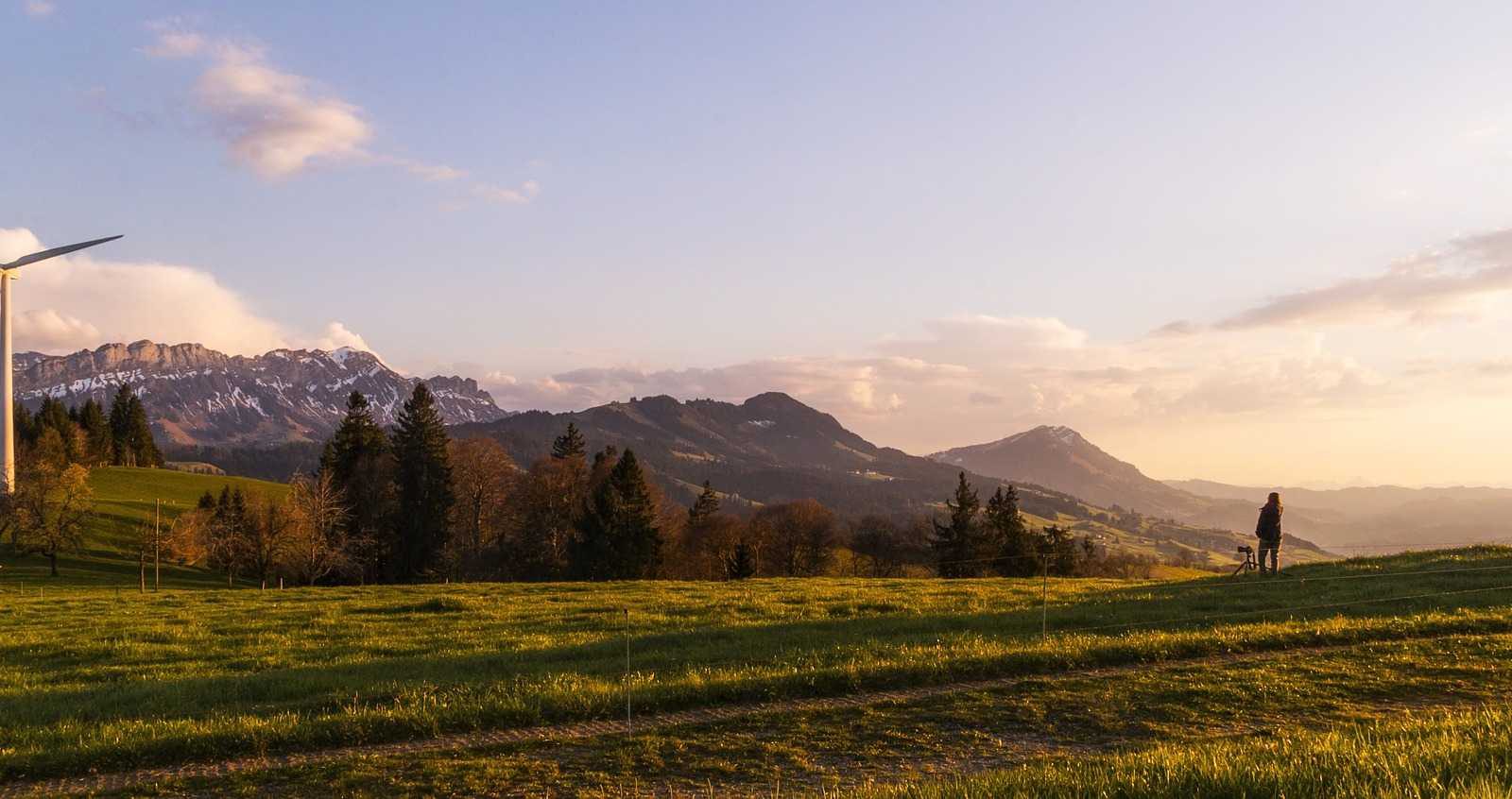 paesaggio con turbina eolica