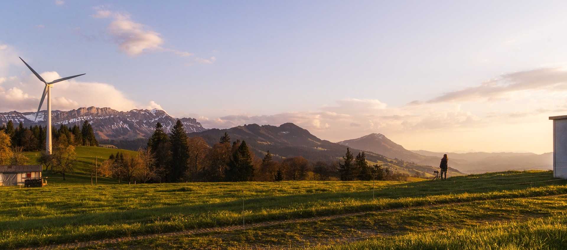 paesaggio con turbina eolica