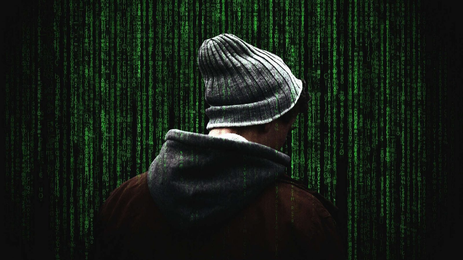hacker su sfondo di matrix