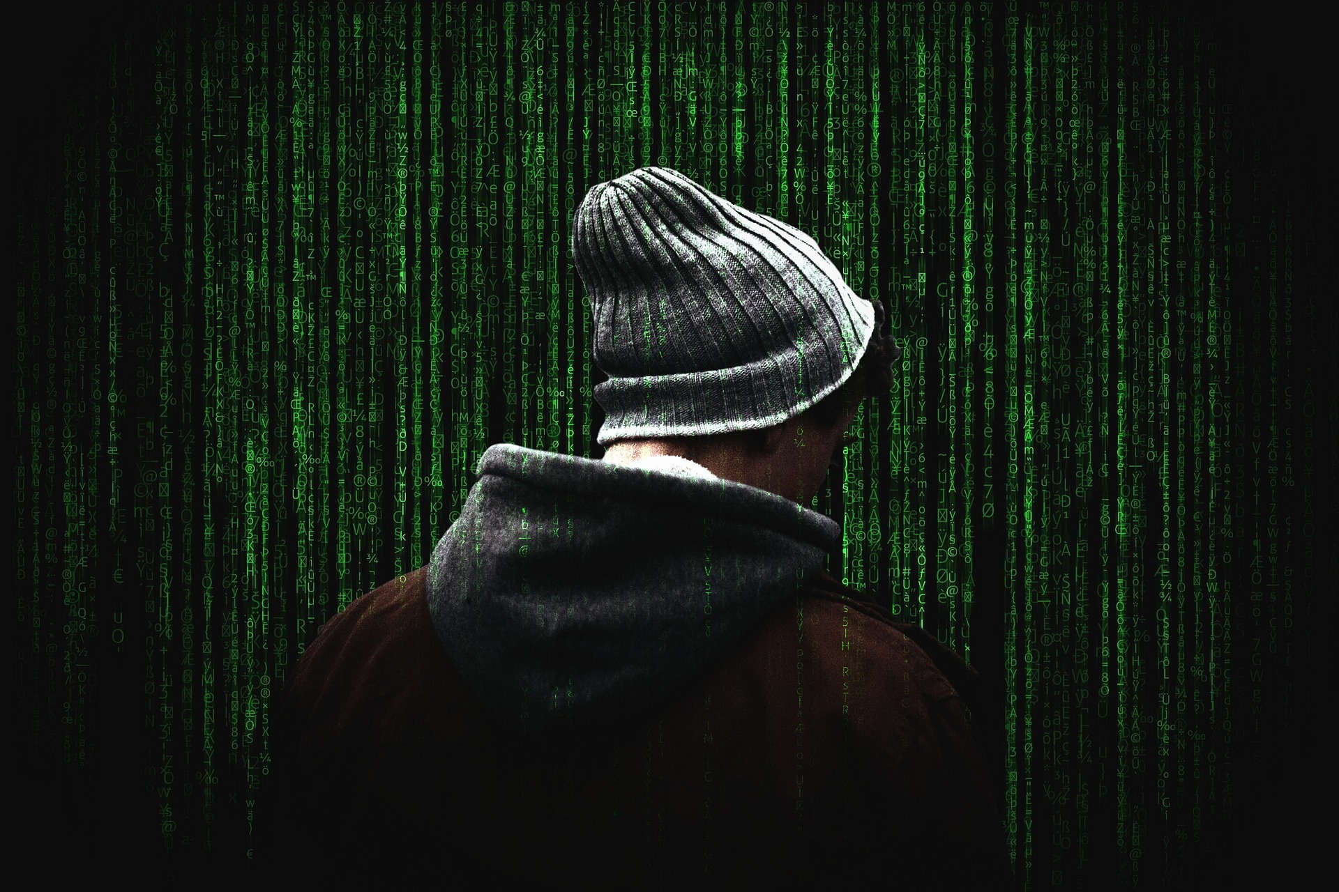 hacker su sfondo di matrix