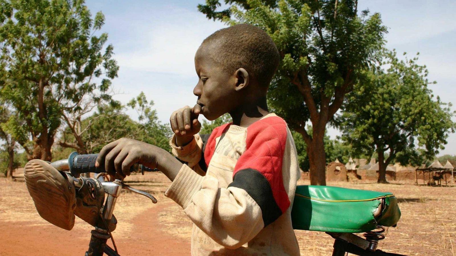 bambino con bicicletta in burkina faso