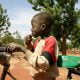 bambino con bicicletta in burkina faso