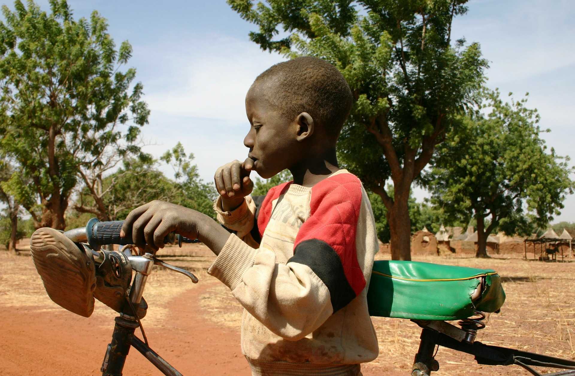bambino con bicicletta in burkina faso