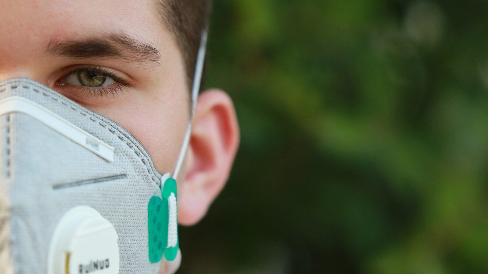 Uomo con Mascherina durante la pandemia