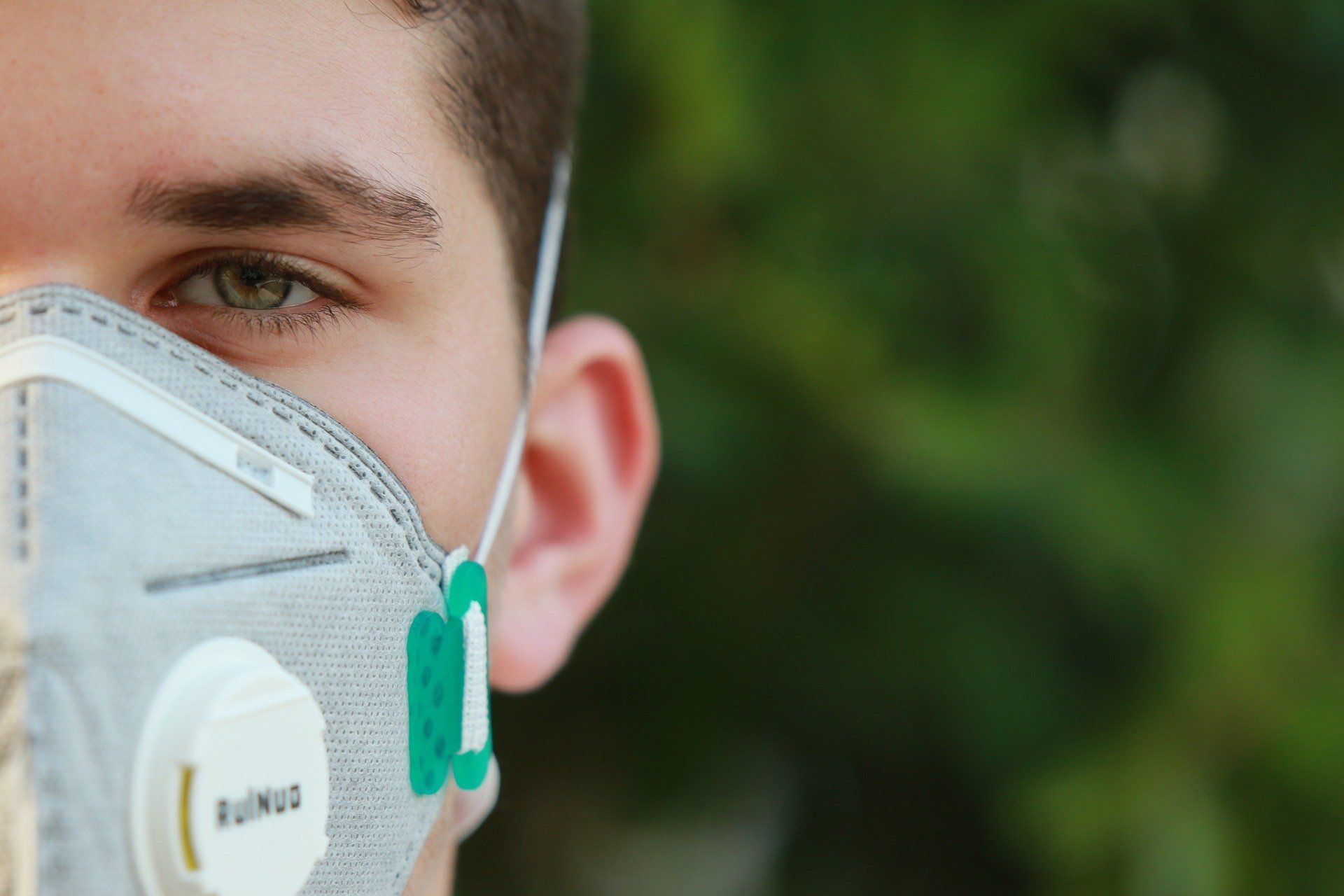 Uomo con Mascherina durante la pandemia